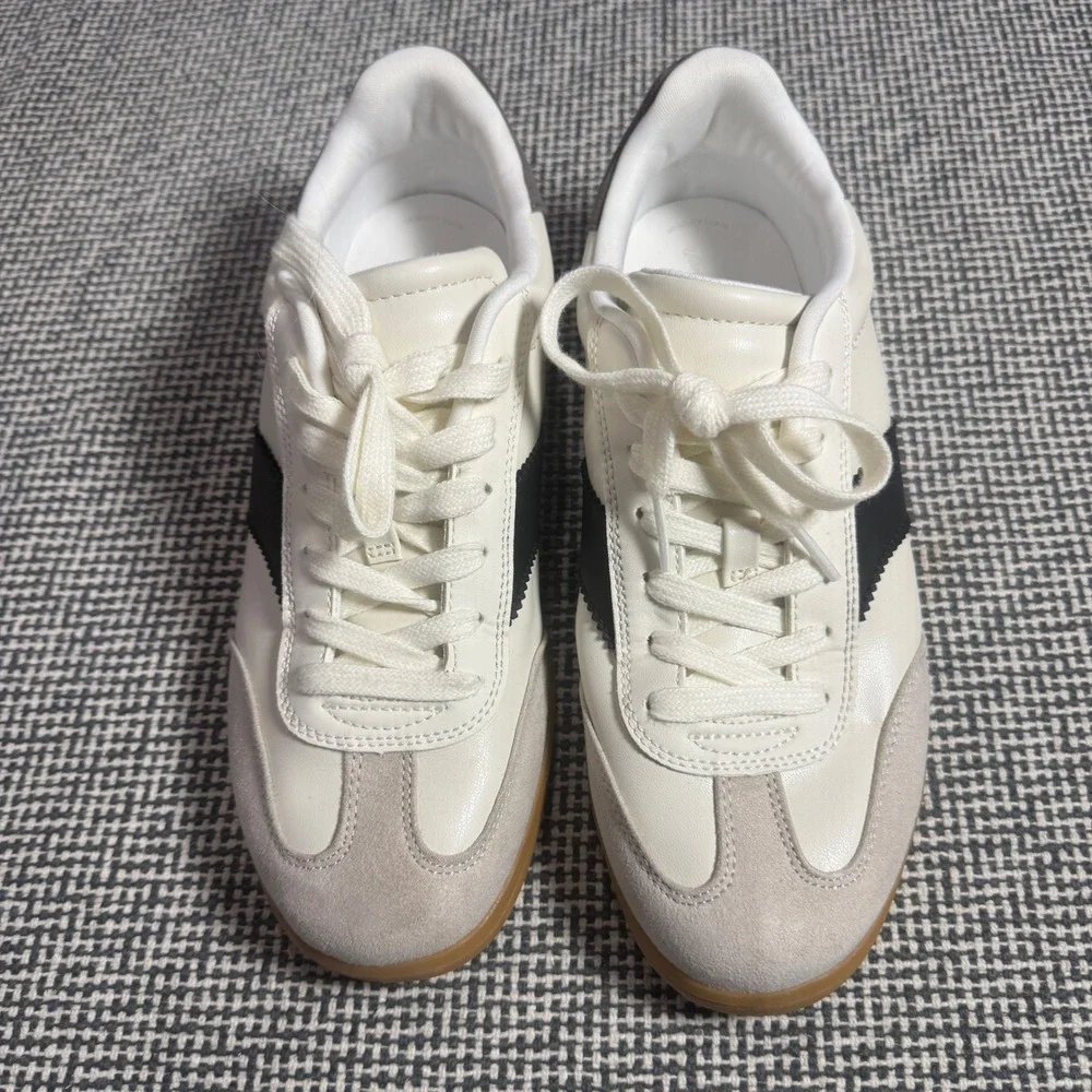 Universal Thread Women White Black Striped Gum Sole Sneakers 10 Memory Foam